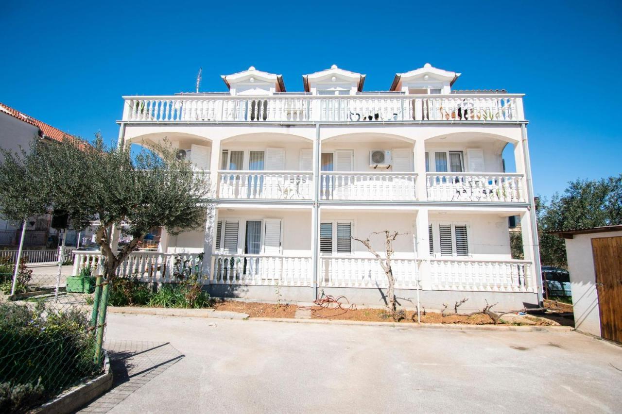 Family Holiday Apartments Lucia Vodice Exterior foto