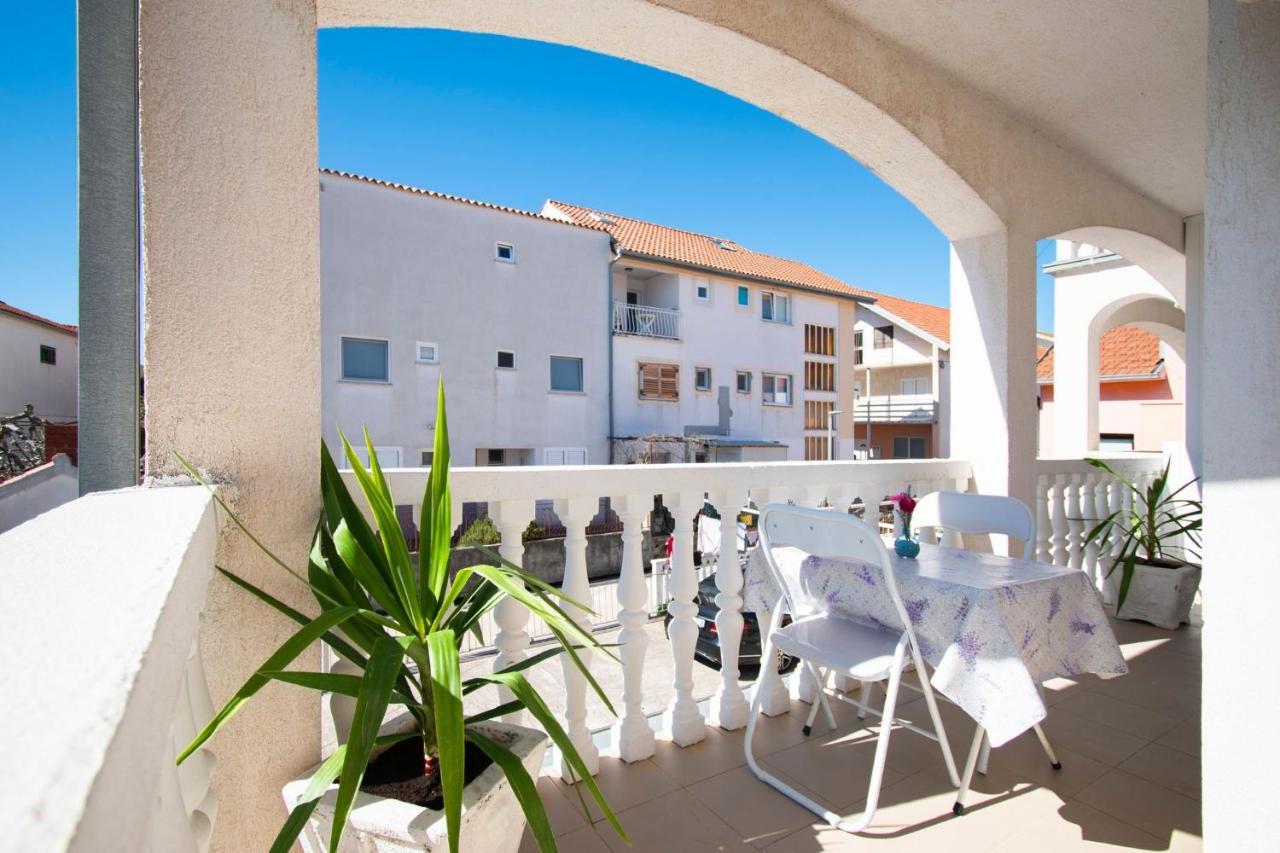 Family Holiday Apartments Lucia Vodice Exterior foto