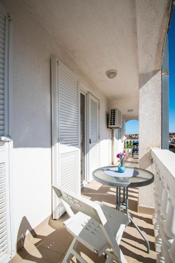 Family Holiday Apartments Lucia Vodice Exterior foto