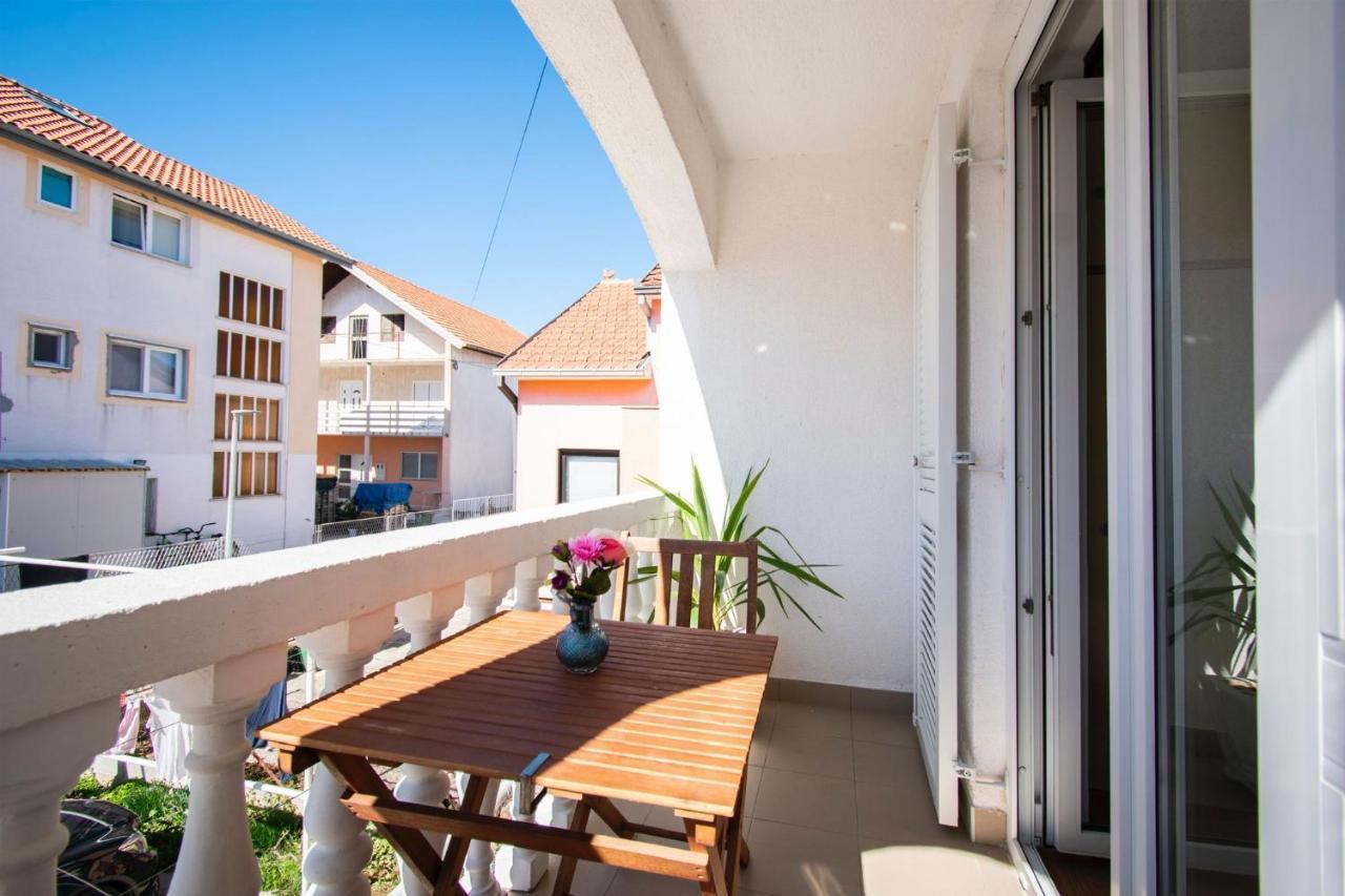 Family Holiday Apartments Lucia Vodice Exterior foto
